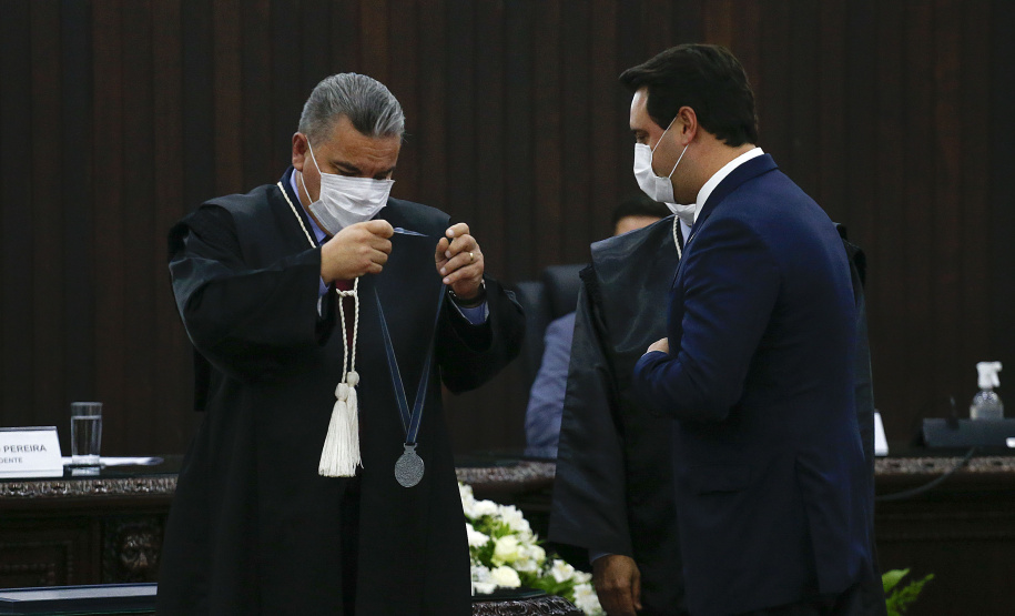 O Governador Carlos Massa Ratinho Junior recebeu, na noite desta terça-feira (10), o diploma e a Medalha de Distinção Judiciária, do Tribunal de Justiça do Paraná. A horaria foi entregue pelo atual presidente, desembargador Adalberto Jorge Xisto Pereira e pelo presidente eleito desembargador José Laurindo de Souza Netto, em uma sessão solene na sede do Tribunal. Foto: Jonathan Campos/AEN