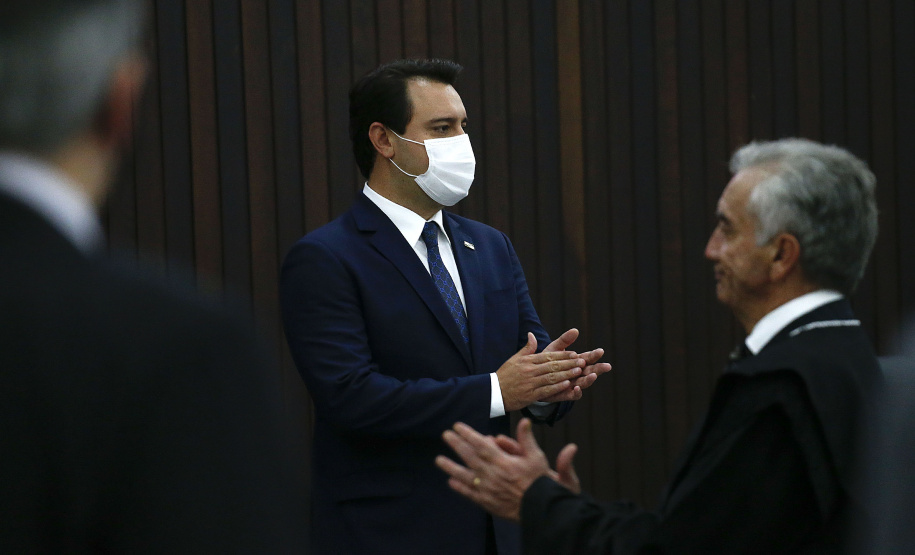 O Governador Carlos Massa Ratinho Junior recebeu, na noite desta terça-feira (10), o diploma e a Medalha de Distinção Judiciária, do Tribunal de Justiça do Paraná. A horaria foi entregue pelo atual presidente, desembargador Adalberto Jorge Xisto Pereira e pelo presidente eleito desembargador José Laurindo de Souza Netto, em uma sessão solene na sede do Tribunal. Foto: Jonathan Campos/AEN