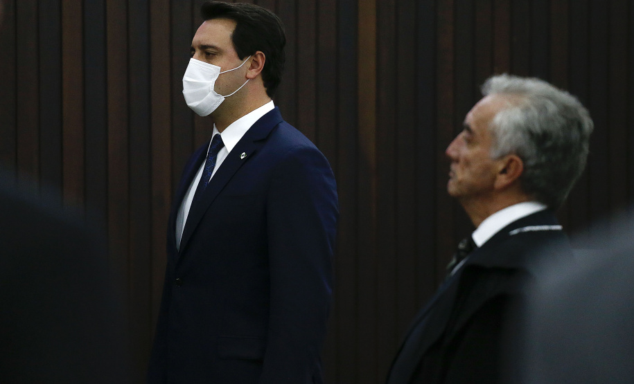 O Governador Carlos Massa Ratinho Junior recebeu, na noite desta terça-feira (10), o diploma e a Medalha de Distinção Judiciária, do Tribunal de Justiça do Paraná. A horaria foi entregue pelo atual presidente, desembargador Adalberto Jorge Xisto Pereira e pelo presidente eleito desembargador José Laurindo de Souza Netto, em uma sessão solene na sede do Tribunal. Foto: Jonathan Campos/AEN