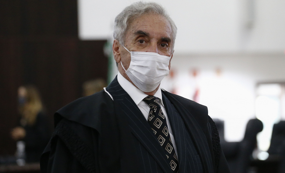 Durante a solenidade o desembargador Irajá Romeo Hilgenberg Prestes Mattar recebeu a Medalha de Excelência Judiciária, pelos seus 50 anos de exercícios da magistratura. O juiz é o único no País a atuar como magistrado por cinco décadas ininterrupta Foto: Jonathan Campos/AEN