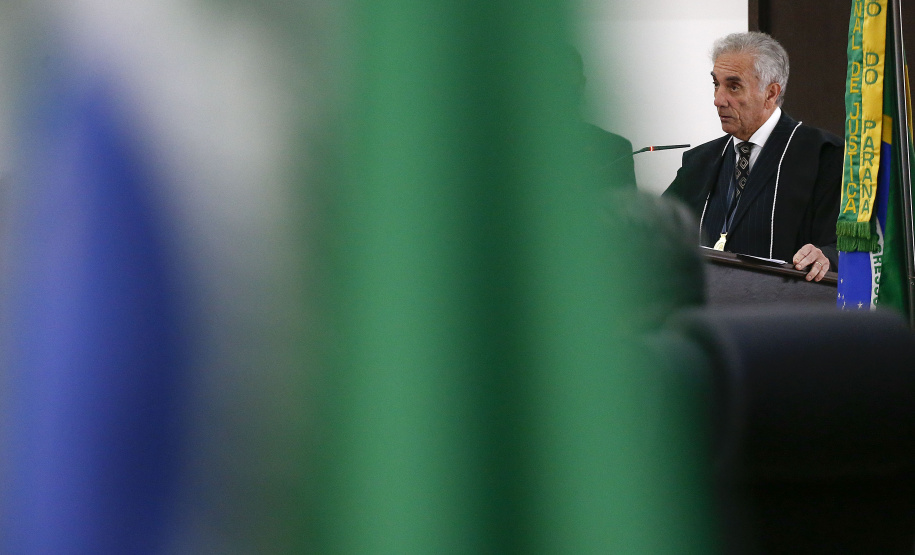 Durante a solenidade o desembargador Irajá Romeo Hilgenberg Prestes Mattar recebeu a Medalha de Excelência Judiciária, pelos seus 50 anos de exercícios da magistratura. O juiz é o único no País a atuar como magistrado por cinco décadas ininterrupta Foto: Jonathan Campos/AEN