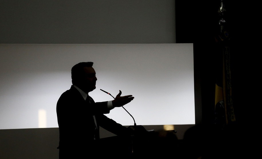 O Governador Carlos Massa Ratinho Junior recebeu, na noite desta terça-feira (10), o diploma e a Medalha de Distinção Judiciária, do Tribunal de Justiça do Paraná. A horaria foi entregue pelo atual presidente, desembargador Adalberto Jorge Xisto Pereira e pelo presidente eleito desembargador José Laurindo de Souza Netto, em uma sessão solene na sede do Tribunal. Foto: Jonathan Campos/AEN