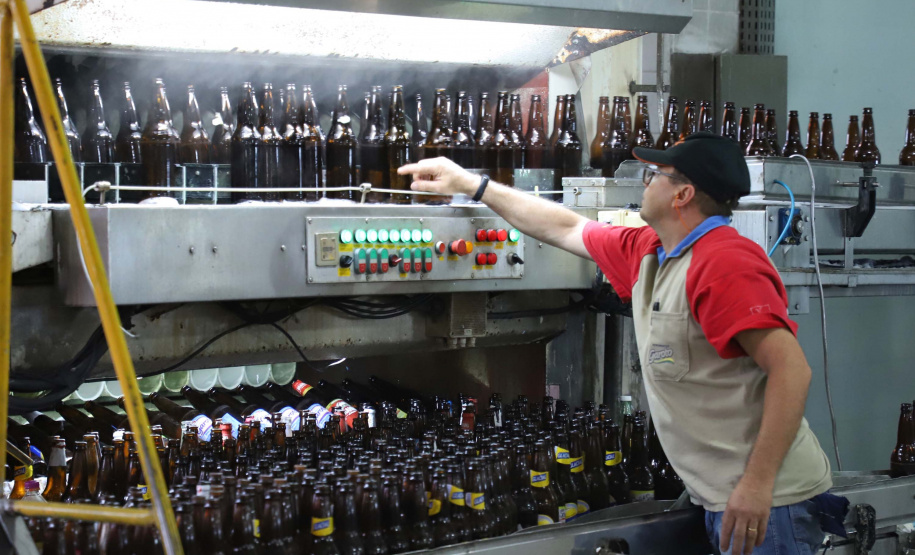 Fica em Paranavaí a maior empresa fabricante de suco de laranja integral do Brasil. Criada em 2012, a Prats foi pensada para socorrer os negócios da família Pratinha, que entre os anos de 2006 e 2011 viu seus rendimentos diluirem com a crise no setor de citrus no Brasil e no exterior.