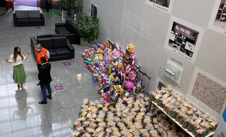 Celepar e Governo do Paraná arrecadam brinquedos e alimentos para o Natal Voluntário
. Foto: Valdelino Pontes