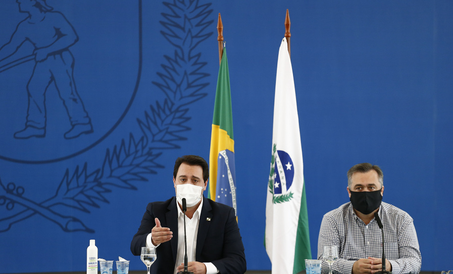 O governador Carlos Massa Ratinho Junior destacou nesta sexta-feira (11) que o Paraná está preparado para a campanha de vacinação contra o novo coronavírus assim que as vacinas forem aprovadas pelos órgãos reguladores. Ele também disse que a imunização respeitará o calendário nacional, que o Estado continua conversando com laboratórios e que tem R$ 200 milhões disponíveis para eventual aquisição, se necessário.Foto: Jonathan Campos/AEN