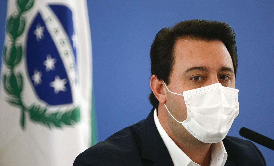 O governador Carlos Massa Ratinho Junior destacou nesta sexta-feira (11) que o Paraná está preparado para a campanha de vacinação contra o novo coronavírus assim que as vacinas forem aprovadas pelos órgãos reguladores. Ele também disse que a imunização respeitará o calendário nacional, que o Estado continua conversando com laboratórios e que tem R$ 200 milhões disponíveis para eventual aquisição, se necessário.Foto: Jonathan Campos/AEN