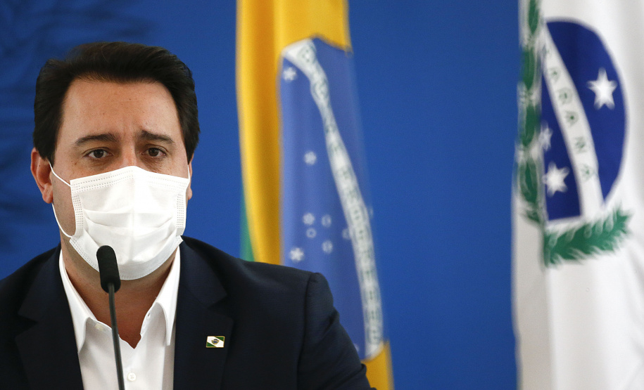 O governador Carlos Massa Ratinho Junior destacou nesta sexta-feira (11) que o Paraná está preparado para a campanha de vacinação contra o novo coronavírus assim que as vacinas forem aprovadas pelos órgãos reguladores. Ele também disse que a imunização respeitará o calendário nacional, que o Estado continua conversando com laboratórios e que tem R$ 200 milhões disponíveis para eventual aquisição, se necessário.Foto: Jonathan Campos/AEN