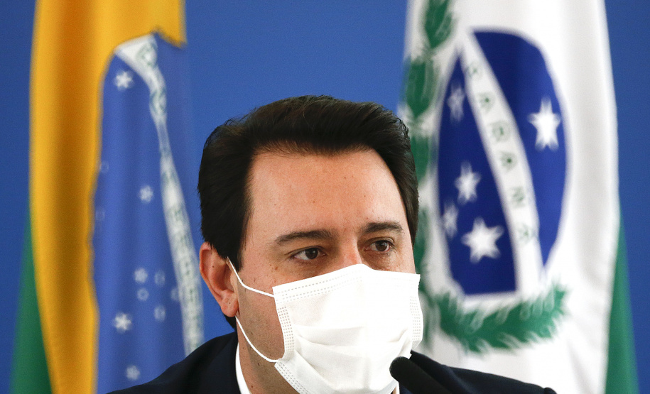 O governador Carlos Massa Ratinho Junior destacou nesta sexta-feira (11) que o Paraná está preparado para a campanha de vacinação contra o novo coronavírus assim que as vacinas forem aprovadas pelos órgãos reguladores. Ele também disse que a imunização respeitará o calendário nacional, que o Estado continua conversando com laboratórios e que tem R$ 200 milhões disponíveis para eventual aquisição, se necessário.Foto: Jonathan Campos/AEN