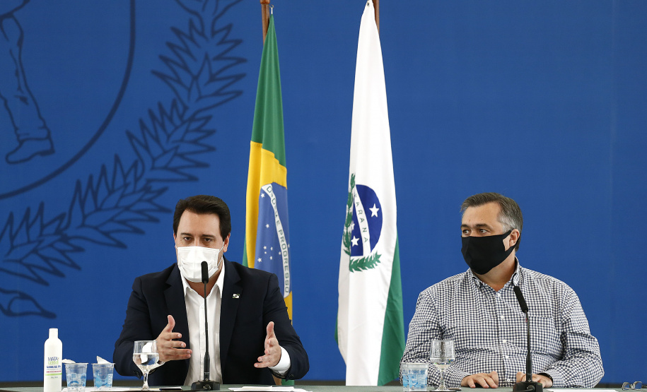 O governador Carlos Massa Ratinho Junior destacou nesta sexta-feira (11) que o Paraná está preparado para a campanha de vacinação contra o novo coronavírus assim que as vacinas forem aprovadas pelos órgãos reguladores. Ele também disse que a imunização respeitará o calendário nacional, que o Estado continua conversando com laboratórios e que tem R$ 200 milhões disponíveis para eventual aquisição, se necessário.Foto: Jonathan Campos/AEN