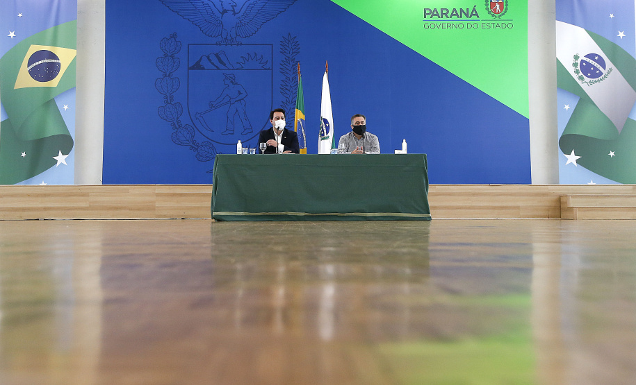 O governador Carlos Massa Ratinho Junior destacou nesta sexta-feira (11) que o Paraná está preparado para a campanha de vacinação contra o novo coronavírus assim que as vacinas forem aprovadas pelos órgãos reguladores. Ele também disse que a imunização respeitará o calendário nacional, que o Estado continua conversando com laboratórios e que tem R$ 200 milhões disponíveis para eventual aquisição, se necessário.Foto: Jonathan Campos/AEN