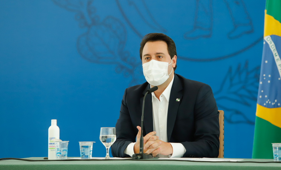 O governador Carlos Massa Ratinho Junior destacou nesta sexta-feira (11) que o Paraná está preparado para a campanha de vacinação contra o novo coronavírus assim que as vacinas forem aprovadas pelos órgãos reguladores. Ele também disse que a imunização respeitará o calendário nacional, que o Estado continua conversando com laboratórios e que tem R$ 200 milhões disponíveis para eventual aquisição, se necessário.