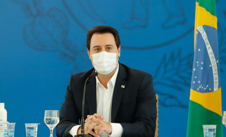 O governador Carlos Massa Ratinho Junior destacou nesta sexta-feira (11) que o Paraná está preparado para a campanha de vacinação contra o novo coronavírus assim que as vacinas forem aprovadas pelos órgãos reguladores. Ele também disse que a imunização respeitará o calendário nacional, que o Estado continua conversando com laboratórios e que tem R$ 200 milhões disponíveis para eventual aquisição, se necessário.
