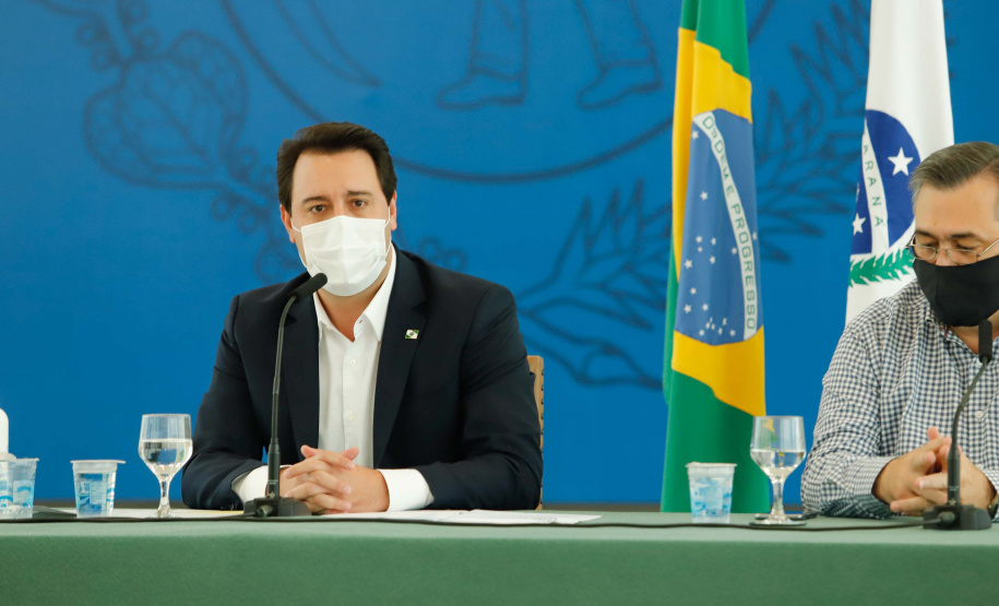 O governador Carlos Massa Ratinho Junior destacou nesta sexta-feira (11) que o Paraná está preparado para a campanha de vacinação contra o novo coronavírus assim que as vacinas forem aprovadas pelos órgãos reguladores. Ele também disse que a imunização respeitará o calendário nacional, que o Estado continua conversando com laboratórios e que tem R$ 200 milhões disponíveis para eventual aquisição, se necessário.