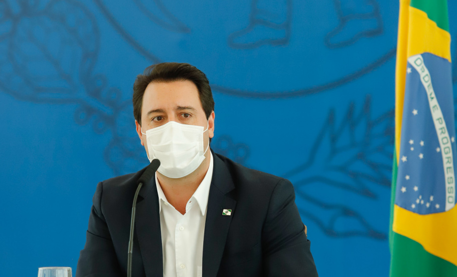 O governador Carlos Massa Ratinho Junior destacou nesta sexta-feira (11) que o Paraná está preparado para a campanha de vacinação contra o novo coronavírus assim que as vacinas forem aprovadas pelos órgãos reguladores. Ele também disse que a imunização respeitará o calendário nacional, que o Estado continua conversando com laboratórios e que tem R$ 200 milhões disponíveis para eventual aquisição, se necessário.