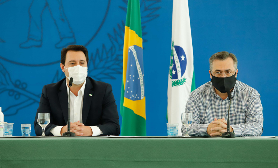 O governador Carlos Massa Ratinho Junior destacou nesta sexta-feira (11) que o Paraná está preparado para a campanha de vacinação contra o novo coronavírus assim que as vacinas forem aprovadas pelos órgãos reguladores. Ele também disse que a imunização respeitará o calendário nacional, que o Estado continua conversando com laboratórios e que tem R$ 200 milhões disponíveis para eventual aquisição, se necessário.