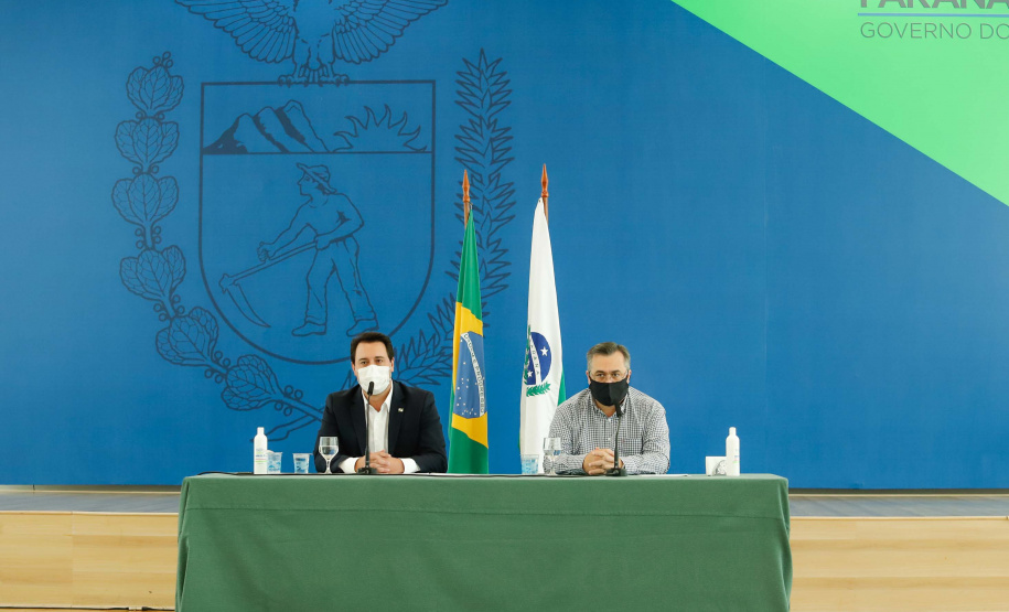 O governador Carlos Massa Ratinho Junior destacou nesta sexta-feira (11) que o Paraná está preparado para a campanha de vacinação contra o novo coronavírus assim que as vacinas forem aprovadas pelos órgãos reguladores. Ele também disse que a imunização respeitará o calendário nacional, que o Estado continua conversando com laboratórios e que tem R$ 200 milhões disponíveis para eventual aquisição, se necessário.