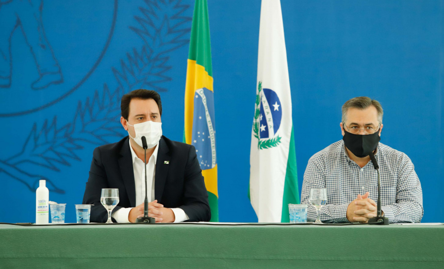 O governador Carlos Massa Ratinho Junior destacou nesta sexta-feira (11) que o Paraná está preparado para a campanha de vacinação contra o novo coronavírus assim que as vacinas forem aprovadas pelos órgãos reguladores. Ele também disse que a imunização respeitará o calendário nacional, que o Estado continua conversando com laboratórios e que tem R$ 200 milhões disponíveis para eventual aquisição, se necessário.