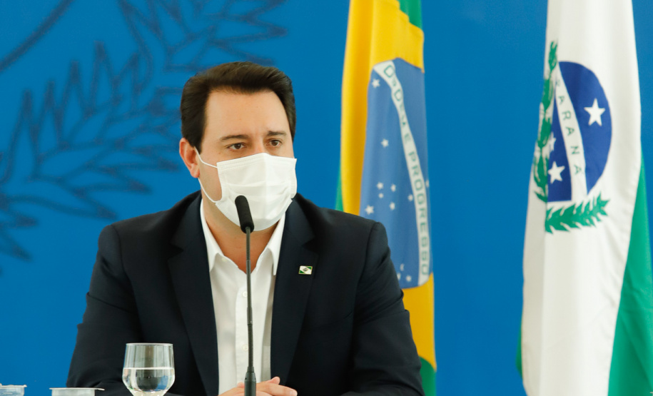 O governador Carlos Massa Ratinho Junior destacou nesta sexta-feira (11) que o Paraná está preparado para a campanha de vacinação contra o novo coronavírus assim que as vacinas forem aprovadas pelos órgãos reguladores. Ele também disse que a imunização respeitará o calendário nacional, que o Estado continua conversando com laboratórios e que tem R$ 200 milhões disponíveis para eventual aquisição, se necessário.