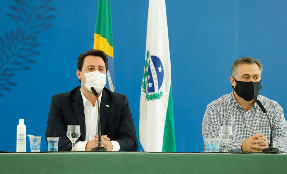 O governador Carlos Massa Ratinho Junior destacou nesta sexta-feira (11) que o Paraná está preparado para a campanha de vacinação contra o novo coronavírus assim que as vacinas forem aprovadas pelos órgãos reguladores. Ele também disse que a imunização respeitará o calendário nacional, que o Estado continua conversando com laboratórios e que tem R$ 200 milhões disponíveis para eventual aquisição, se necessário.