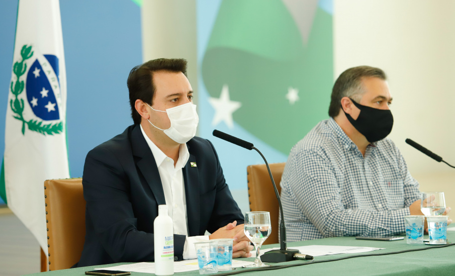 O governador Carlos Massa Ratinho Junior destacou nesta sexta-feira (11) que o Paraná está preparado para a campanha de vacinação contra o novo coronavírus assim que as vacinas forem aprovadas pelos órgãos reguladores. Ele também disse que a imunização respeitará o calendário nacional, que o Estado continua conversando com laboratórios e que tem R$ 200 milhões disponíveis para eventual aquisição, se necessário.