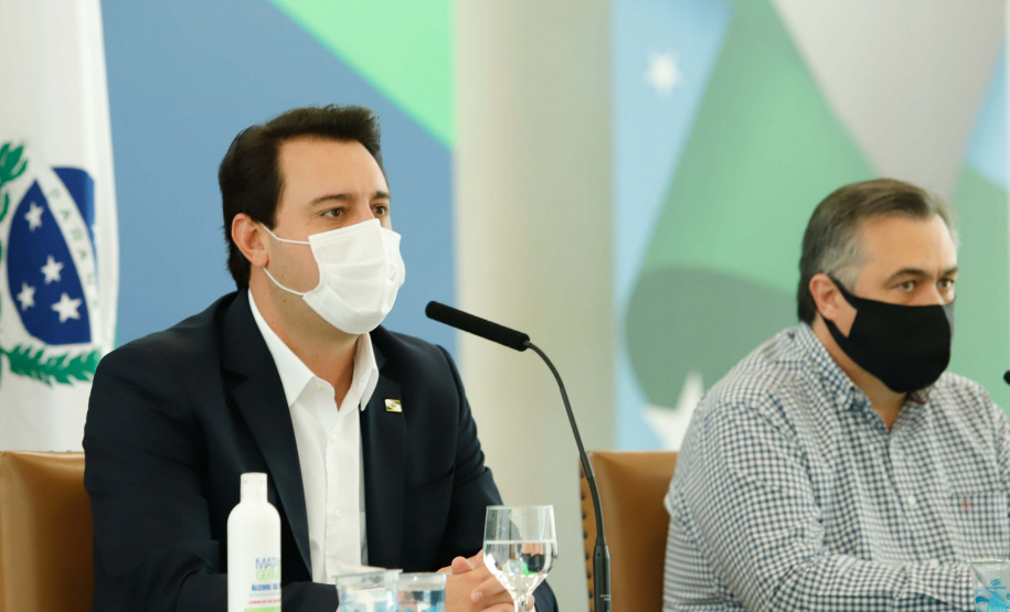 O governador Carlos Massa Ratinho Junior destacou nesta sexta-feira (11) que o Paraná está preparado para a campanha de vacinação contra o novo coronavírus assim que as vacinas forem aprovadas pelos órgãos reguladores. Ele também disse que a imunização respeitará o calendário nacional, que o Estado continua conversando com laboratórios e que tem R$ 200 milhões disponíveis para eventual aquisição, se necessário.