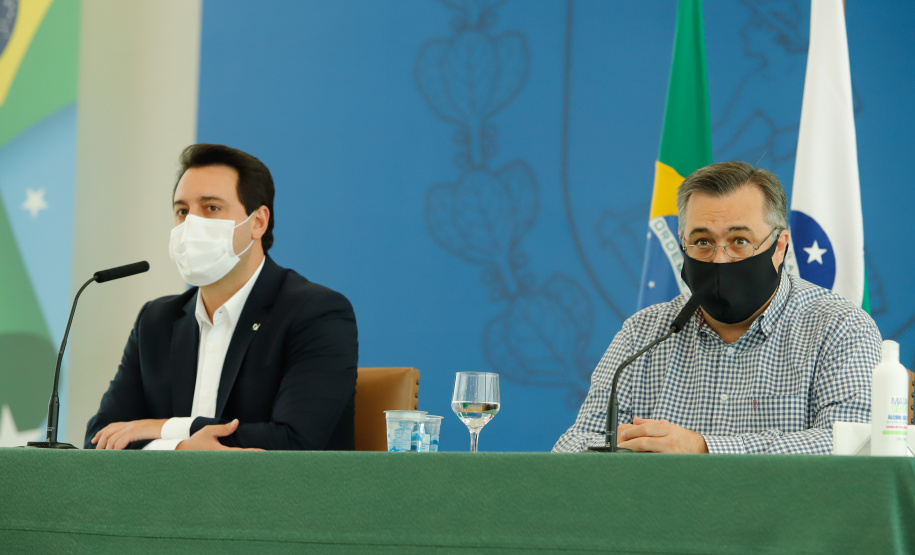 O governador Carlos Massa Ratinho Junior destacou nesta sexta-feira (11) que o Paraná está preparado para a campanha de vacinação contra o novo coronavírus assim que as vacinas forem aprovadas pelos órgãos reguladores. Ele também disse que a imunização respeitará o calendário nacional, que o Estado continua conversando com laboratórios e que tem R$ 200 milhões disponíveis para eventual aquisição, se necessário.