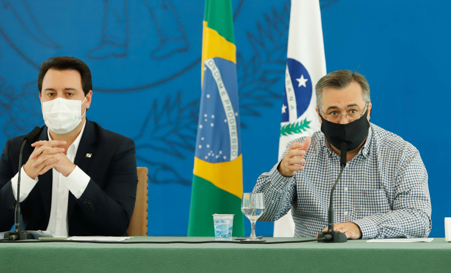 O governador Carlos Massa Ratinho Junior destacou nesta sexta-feira (11) que o Paraná está preparado para a campanha de vacinação contra o novo coronavírus assim que as vacinas forem aprovadas pelos órgãos reguladores. Ele também disse que a imunização respeitará o calendário nacional, que o Estado continua conversando com laboratórios e que tem R$ 200 milhões disponíveis para eventual aquisição, se necessário.