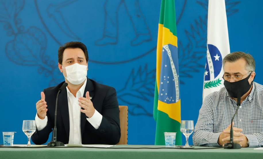 O governador Carlos Massa Ratinho Junior destacou nesta sexta-feira (11) que o Paraná está preparado para a campanha de vacinação contra o novo coronavírus assim que as vacinas forem aprovadas pelos órgãos reguladores. Ele também disse que a imunização respeitará o calendário nacional, que o Estado continua conversando com laboratórios e que tem R$ 200 milhões disponíveis para eventual aquisição, se necessário.