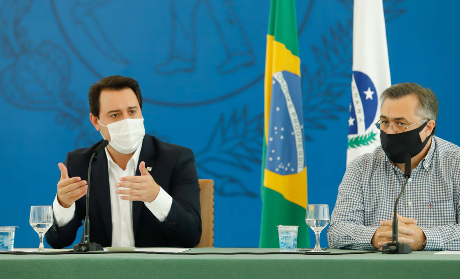 O governador Carlos Massa Ratinho Junior destacou nesta sexta-feira (11) que o Paraná está preparado para a campanha de vacinação contra o novo coronavírus assim que as vacinas forem aprovadas pelos órgãos reguladores. Ele também disse que a imunização respeitará o calendário nacional, que o Estado continua conversando com laboratórios e que tem R$ 200 milhões disponíveis para eventual aquisição, se necessário.