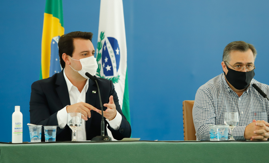 O governador Carlos Massa Ratinho Junior destacou nesta sexta-feira (11) que o Paraná está preparado para a campanha de vacinação contra o novo coronavírus assim que as vacinas forem aprovadas pelos órgãos reguladores. Ele também disse que a imunização respeitará o calendário nacional, que o Estado continua conversando com laboratórios e que tem R$ 200 milhões disponíveis para eventual aquisição, se necessário.