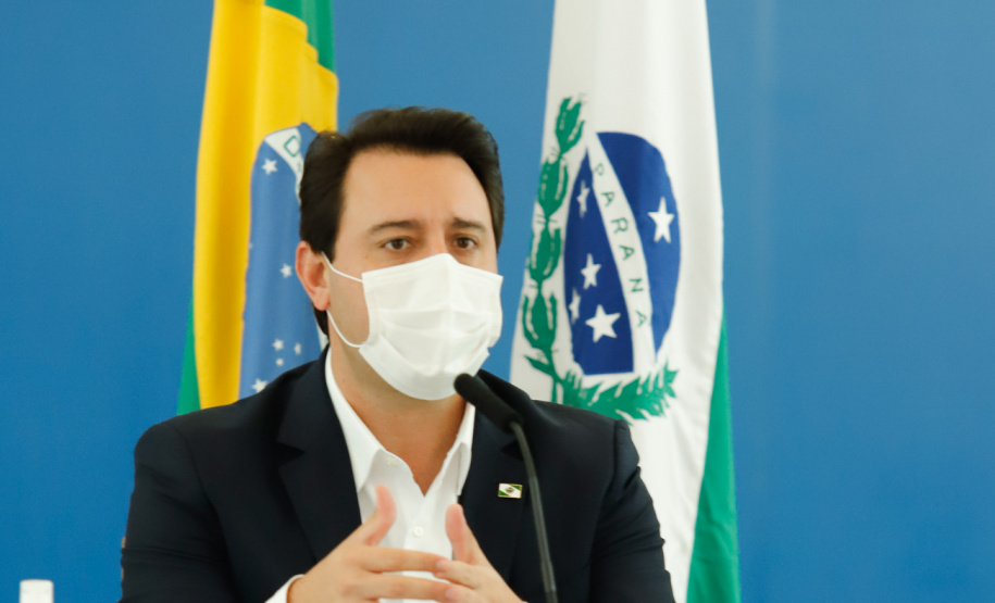 O governador Carlos Massa Ratinho Junior destacou nesta sexta-feira (11) que o Paraná está preparado para a campanha de vacinação contra o novo coronavírus assim que as vacinas forem aprovadas pelos órgãos reguladores. Ele também disse que a imunização respeitará o calendário nacional, que o Estado continua conversando com laboratórios e que tem R$ 200 milhões disponíveis para eventual aquisição, se necessário.