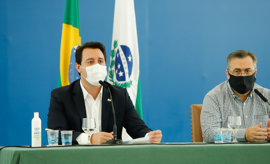 O governador Carlos Massa Ratinho Junior destacou nesta sexta-feira (11) que o Paraná está preparado para a campanha de vacinação contra o novo coronavírus assim que as vacinas forem aprovadas pelos órgãos reguladores. Ele também disse que a imunização respeitará o calendário nacional, que o Estado continua conversando com laboratórios e que tem R$ 200 milhões disponíveis para eventual aquisição, se necessário.