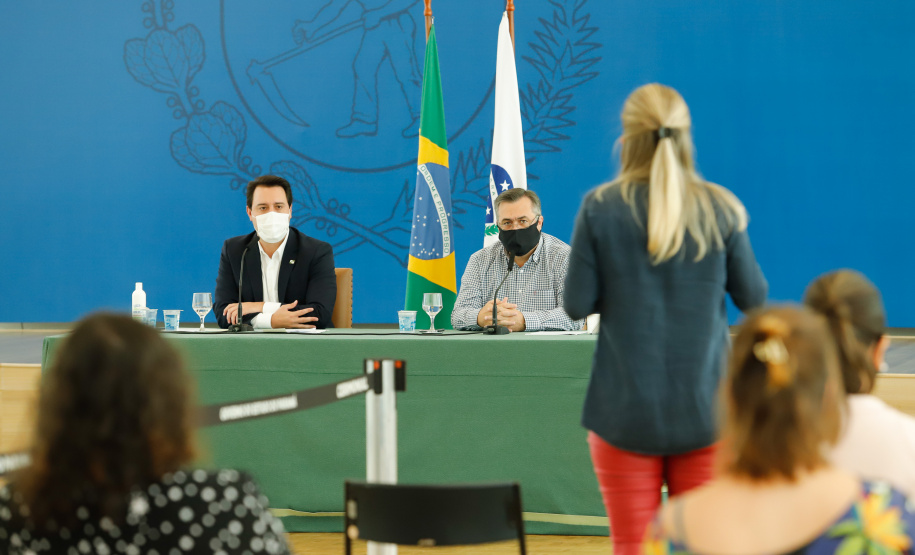 O governador Carlos Massa Ratinho Junior destacou nesta sexta-feira (11) que o Paraná está preparado para a campanha de vacinação contra o novo coronavírus assim que as vacinas forem aprovadas pelos órgãos reguladores. Ele também disse que a imunização respeitará o calendário nacional, que o Estado continua conversando com laboratórios e que tem R$ 200 milhões disponíveis para eventual aquisição, se necessário.