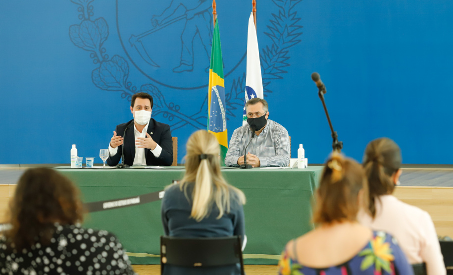 O governador Carlos Massa Ratinho Junior destacou nesta sexta-feira (11) que o Paraná está preparado para a campanha de vacinação contra o novo coronavírus assim que as vacinas forem aprovadas pelos órgãos reguladores. Ele também disse que a imunização respeitará o calendário nacional, que o Estado continua conversando com laboratórios e que tem R$ 200 milhões disponíveis para eventual aquisição, se necessário.