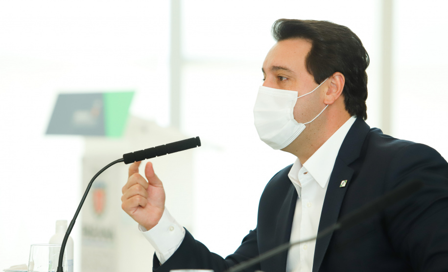 O governador Carlos Massa Ratinho Junior destacou nesta sexta-feira (11) que o Paraná está preparado para a campanha de vacinação contra o novo coronavírus assim que as vacinas forem aprovadas pelos órgãos reguladores. Ele também disse que a imunização respeitará o calendário nacional, que o Estado continua conversando com laboratórios e que tem R$ 200 milhões disponíveis para eventual aquisição, se necessário.