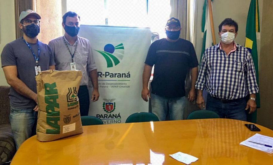 Pequenos agricultores de Rio Bonito do Iguaçu receberam nesta sexta-feira (11) 10.460 quilos de sementes de milho e feijão. Foram beneficiados produtores das comunidades Nova Aliança, Alto Água Morna e Alto Alegre.
Foto: SEAB