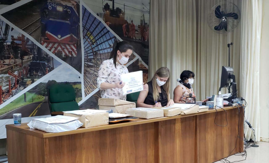 O Departamento de Estradas de Rodagem do Paraná (DER/PR) realizou na sexta-feira
(11) a abertura dos envelopes com as propostas de preços da licitação para executar as
obras de duplicação da BR-277 em Guarapuava, na região Centro-Sul. Foto:DER