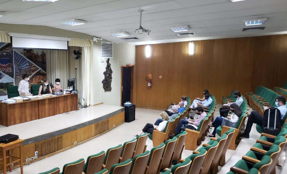 O Departamento de Estradas de Rodagem do Paraná (DER/PR) realizou na sexta-feira
(11) a abertura dos envelopes com as propostas de preços da licitação para executar as
obras de duplicação da BR-277 em Guarapuava, na região Centro-Sul. Foto:DER