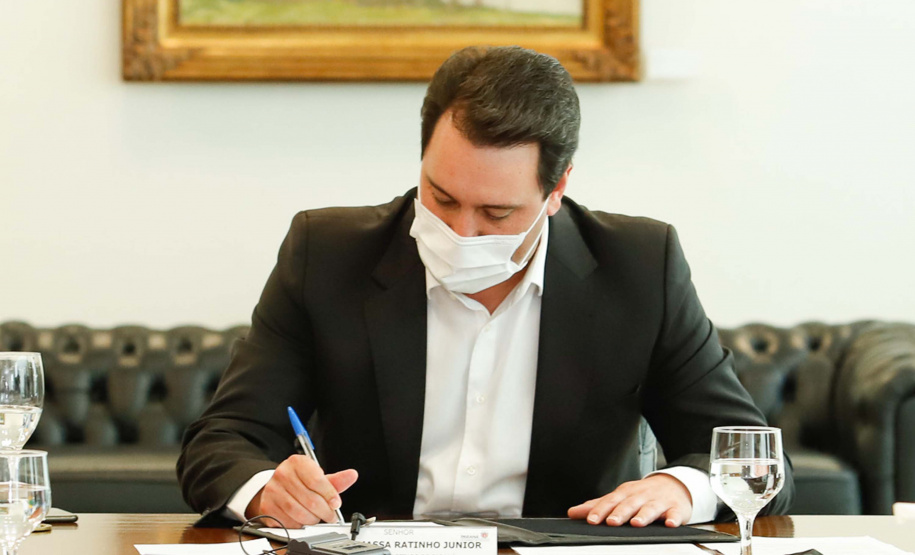 O governador Carlos Massa Ratinho Junior sancionou na sexta-feira (11) uma lei que impacta diretamente a saúde financeira de algumas empresas paranaenses. A medida auxilia companhias que não puderam honrar compromissos fiscais com o Estado em virtude da pandemia do novo coronavírus.