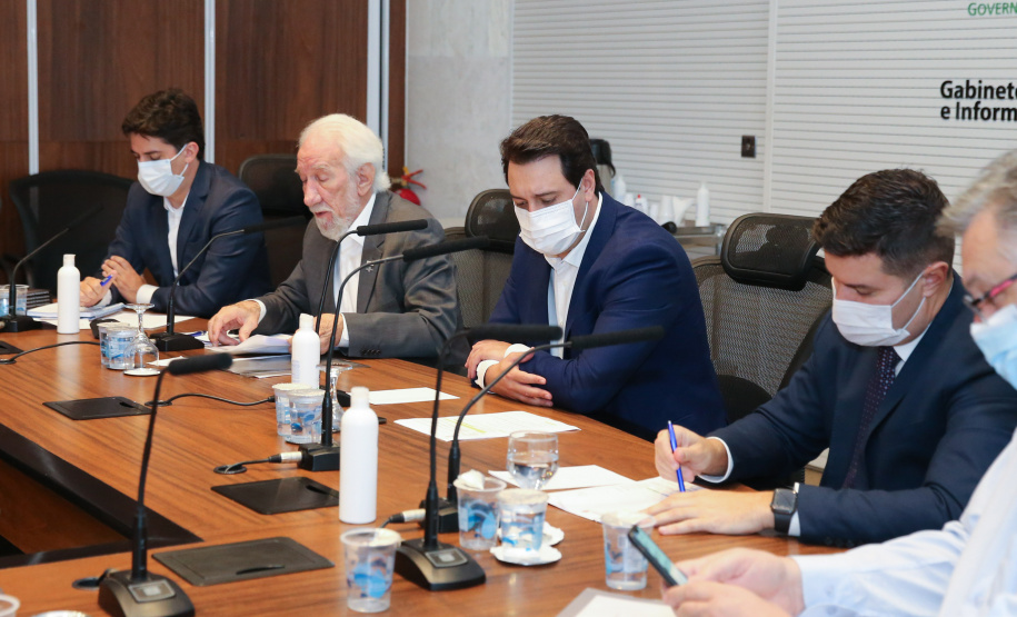 O governador Carlos Massa Ratinho Junior participa  nesta segunda-feira (14)  de videoconferencia com secretarios e empresarios  sobre o Plano Estadual de Retomada e Desenvolvimento Economico, no Palacio Iguacu. Curitiba, 14/11/2020. Foto: Geraldo Bubniak/AEN