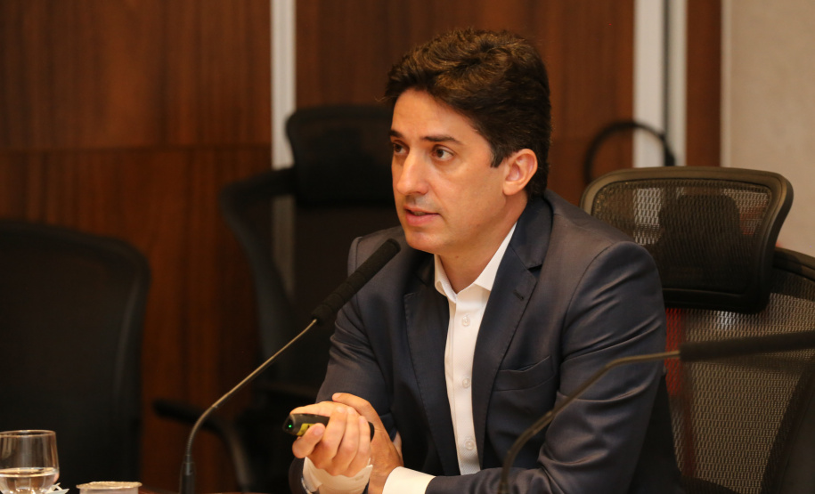 O governador Carlos Massa Ratinho Junior participa  nesta segunda-feira (14)  de videoconferencia com secretarios e empresarios  sobre o Plano Estadual de Retomada e Desenvolvimento Economico, no Palacio Iguacu. Na foto, secretário de Estado do Planejamento e Projetos Estruturantes, Valdemar Bernardo Jorge Curitiba, 14/11/2020. Foto: Geraldo Bubniak/AEN