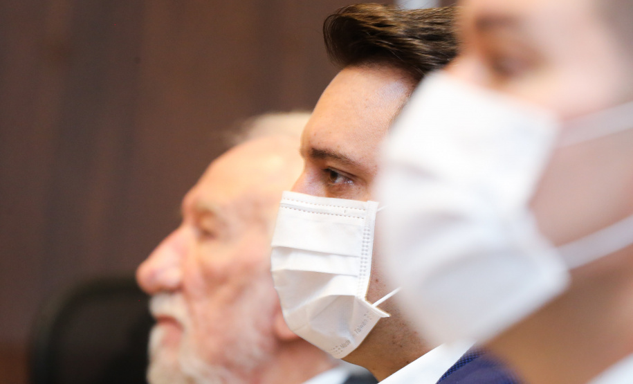 O governador Carlos Massa Ratinho Junior participa  nesta segunda-feira (14)  de videoconferencia com secretarios e empresarios  sobre o Plano Estadual de Retomada e Desenvolvimento Economico, no Palacio Iguacu. Curitiba, 14/11/2020. Foto: Geraldo Bubniak/AEN