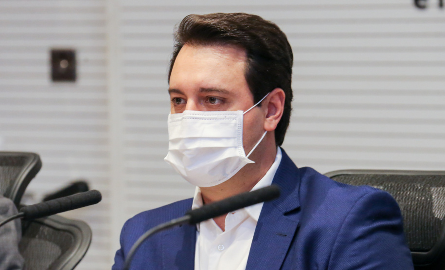 O governador Carlos Massa Ratinho Junior participa  nesta segunda-feira (14)  de videoconferencia com secretarios e empresarios  sobre o Plano Estadual de Retomada e Desenvolvimento Economico, no Palacio Iguacu. Curitiba, 14/11/2020. Foto: Geraldo Bubniak/AEN