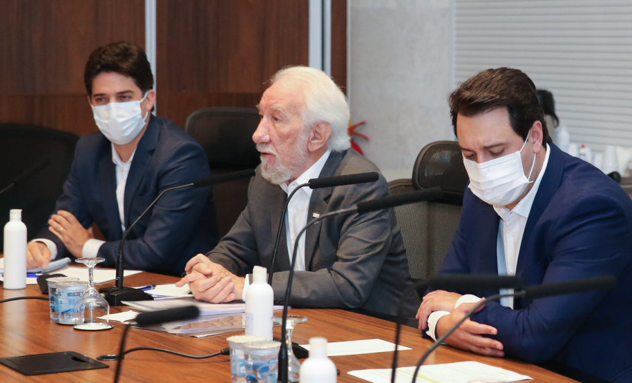 O governador Carlos Massa Ratinho Junior participa  nesta segunda-feira (14)  de videoconferencia com secretarios e empresarios  sobre o Plano Estadual de Retomada e Desenvolvimento Economico, no Palacio Iguacu. Curitiba, 14/11/2020. Foto: Geraldo Bubniak/AEN