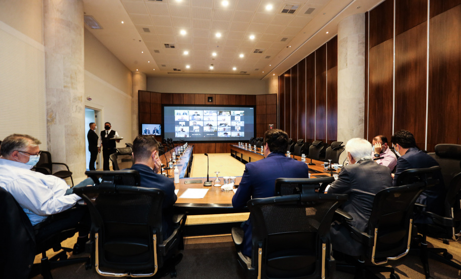 O governador Carlos Massa Ratinho Junior participa  nesta segunda-feira (14)  de videoconferencia com secretarios e empresarios  sobre o Plano Estadual de Retomada e Desenvolvimento Economico, no Palacio Iguacu. Curitiba, 14/11/2020. Foto: Geraldo Bubniak/AEN