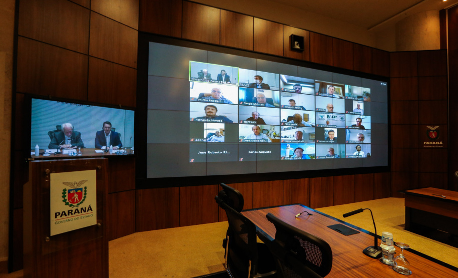 O governador Carlos Massa Ratinho Junior participa  nesta segunda-feira (14)  de videoconferencia com secretarios e empresarios  sobre o Plano Estadual de Retomada e Desenvolvimento Economico, no Palacio Iguacu. Curitiba, 14/11/2020. Foto: Geraldo Bubniak/AEN