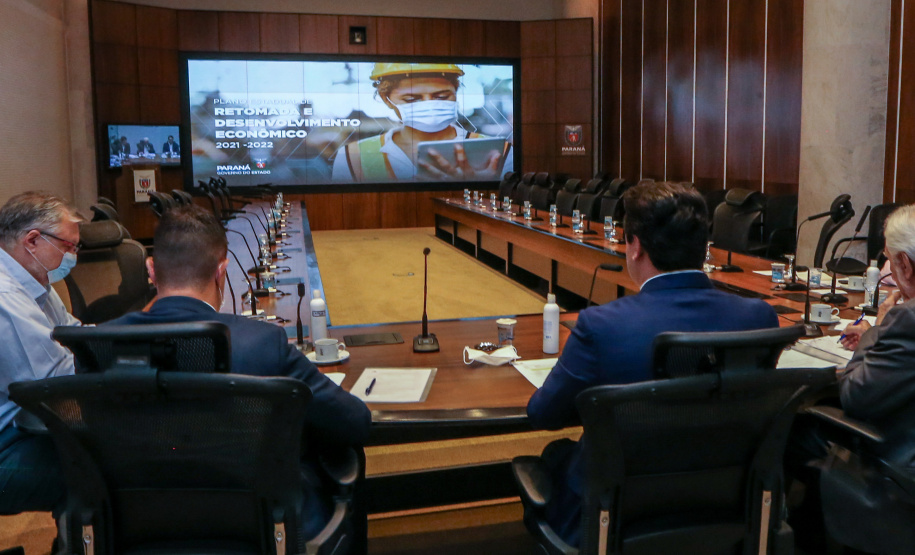 O governador Carlos Massa Ratinho Junior participa  nesta segunda-feira (14)  de videoconferencia com secretarios e empresarios  sobre o Plano Estadual de Retomada e Desenvolvimento Economico, no Palacio Iguacu. Curitiba, 14/11/2020. Foto: Geraldo Bubniak/AEN