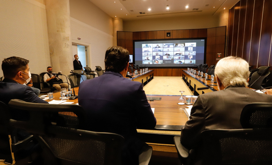 O governador Carlos Massa Ratinho Junior participa  nesta segunda-feira (14)  de videoconferencia com secretarios e empresarios  sobre o Plano Estadual de Retomada e Desenvolvimento Economico, no Palacio Iguacu. 
Curitiba, 14/11/2020. Foto: Rodrigo Felix/AEN