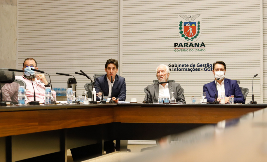 O governador Carlos Massa Ratinho Junior participa  nesta segunda-feira (14)  de videoconferencia com secretarios e empresarios  sobre o Plano Estadual de Retomada e Desenvolvimento Economico, no Palacio Iguacu. 
Curitiba, 14/11/2020. Foto: Rodrigo Felix/AEN