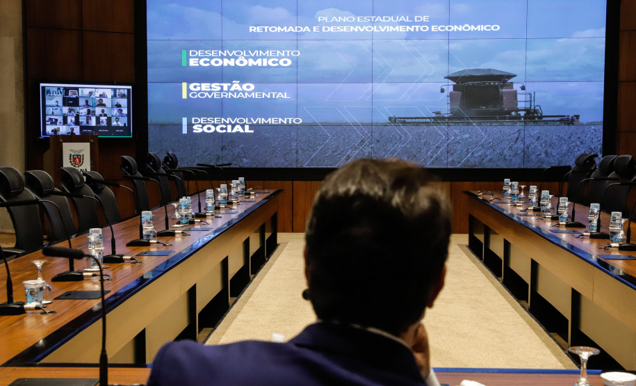 O governador Carlos Massa Ratinho Junior participa  nesta segunda-feira (14)  de videoconferencia com secretarios e empresarios  sobre o Plano Estadual de Retomada e Desenvolvimento Economico, no Palacio Iguacu. 
Curitiba, 14/11/2020. Foto: Rodrigo Felix.AEN